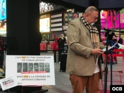 Jaime Manrique, poeta colombiano lee un poema en la instalación titulada THE POEM