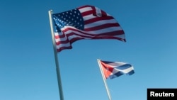 Banderas de Estados Unidos y Cuba.