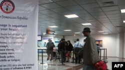 Pasajeros arriban al aeropuerto internacional Las Américas, en Santo Domingo, República Dominicana. (Foto: Erika Santelices/AFP)