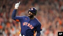 El cubano Yordan Álvarez, de los Astros de Houston, festeja luego de batear un jonrón de tres carreras en el sexto juego de la Serie Mundial ante los Filis de Filadelfia, el sábado 5 de noviembre de 2022 (AP Foto/David J. Phillip)