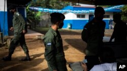 Soldados nicaragüenses vigilando las elecciones, en Managua, este 6 de noviembre del 2022. (Foto AP)