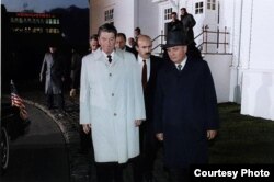 Gorbachev y Reagan en Reikiavik en 1986