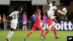 FOTO ARCHIVO. El cubano Maykel Reyes (derecha) controla el balón en un partido de fútbol de la Liga de Naciones de la CONCACAF, disputado en octubre de 2019 en Washington. (Foto AP/Julio Cortez)