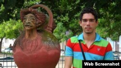 El periodista cubano y activista LGTBI, Maykel González Vivero, pasó días en un calabozo por cubrir el paso de Matthew.