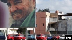 Una valla con la imagen de Fidel Castro se encuentra en el centro del parque del teatro Karl Marx en La Habana. Archivo.