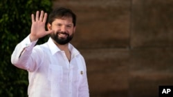 El presidente de Chile, Gabriel Boric, saluda a su llegada a la sesión de la 28ª Cumbre Iberoamericana, en Santo Domingo, República Dominicana, el sábado 25 de marzo de 2022. (Foto AP/Ariana Cubillos).