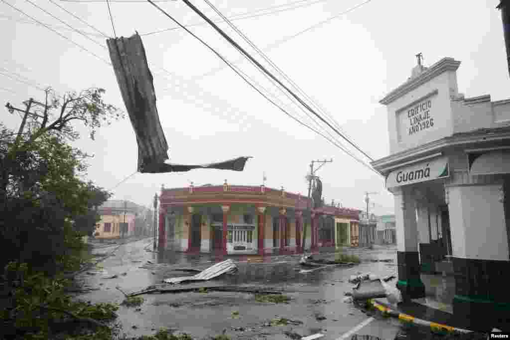 Los escombros cuelgan en la calle cuando el huracán Ian pasa por Pinar del Río, Cuba.