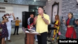 El pastor evangélico Yasser Caraballo predica a sus feligreses en un templo de Sancti Spíritus. (Foto: Facebook)