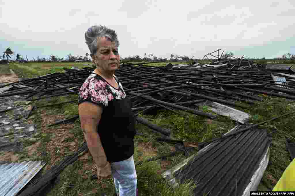 La tabacalera Maritza Carpio muestra una casa de tabaco en San Juan y Martínez, Pinar del Río, arrasada por Ian.