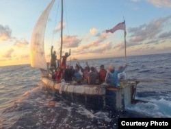 Cubanos a bordo de una embarcación de fabricación casera, a unas 35 millas al sureste de Islamorada, el 4 de octubre de 2022. (Foto cortesía de la Guardia Costera)