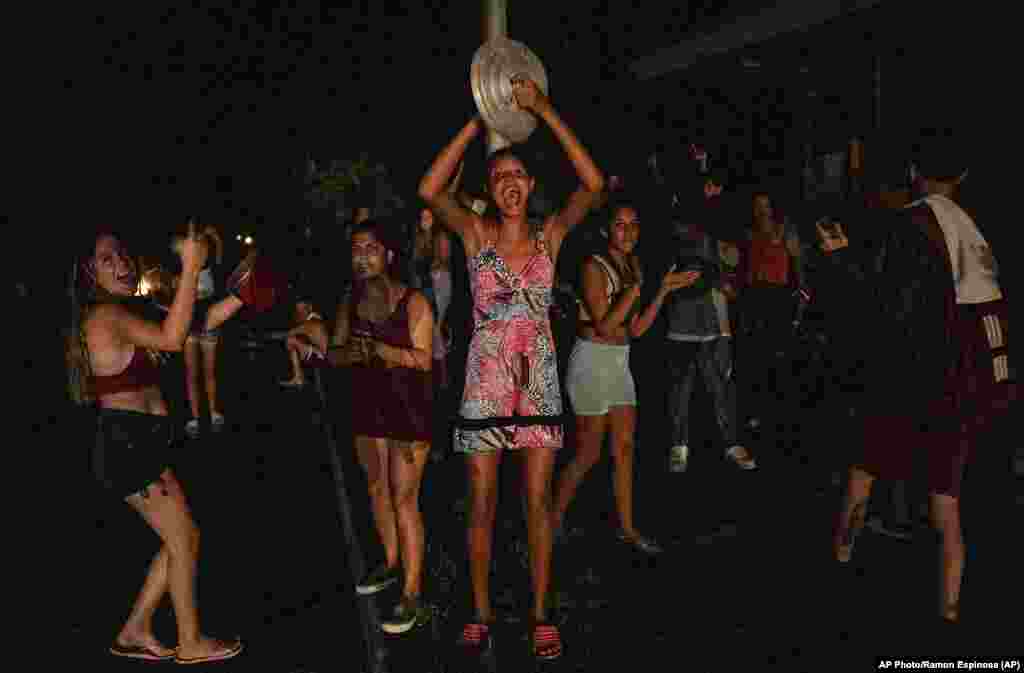 Personas protestan pidiendo el restablecimiento del servicio eléctrico que colapsó el martes pasado por la devastación del huracán Ian en Bacuranao, Cuba, el viernes 30 de septiembre de 2022. (Foto AP/Ramon Espinosa)