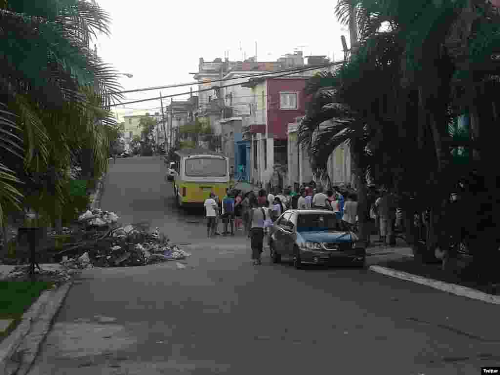 Vecinos protestan este sábado en Diez de Octubre, La Habana. (Foto: @invntario)