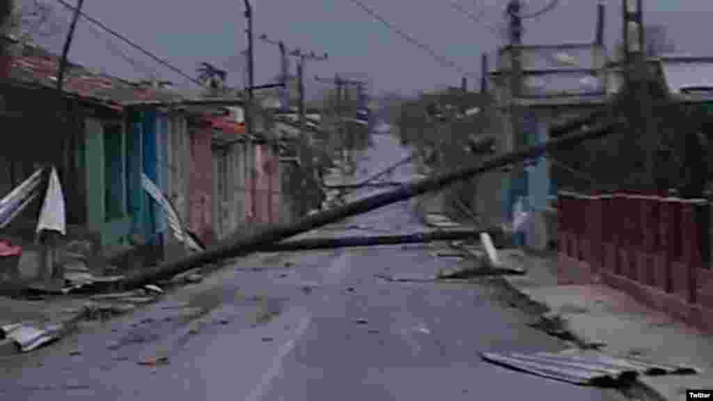 Daños en tendido eléctrico y cubierta de viviendas tras el azote de Ian en Consolación del sur, Pinar del Río. (Foto: Cortesía Yaima Díaz)