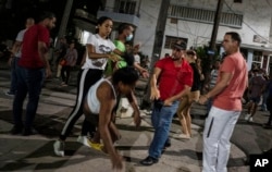 Un policía vestido de civil reprime a un manifestante durante una protesta pacífica, este sábado 1ro de octubre de 2022, en El Vedado, La Habana, Cuba. (AP Photo/Ramon Espinosa)