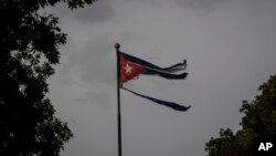 Una bandera cubana destrozada por los vientos del huracán Ian ondea en La Habana, el 28 de septiembre de 2022. (AP Foto/Ramón Espinosa/Archivo)