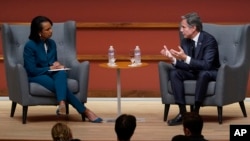 La exsecretaria de Estado Condoleezza Rice (izq) y el secretario de Estado, Antony Blinken, conversan sobre seguridad nacional, diplomacia y otros temas en la Universidad de Stanford, California.