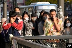 Personas conmovidas rinden homenaje a víctimas de la tragedia durante fiesta de Halloween el pasado sábado en Corea del Sur