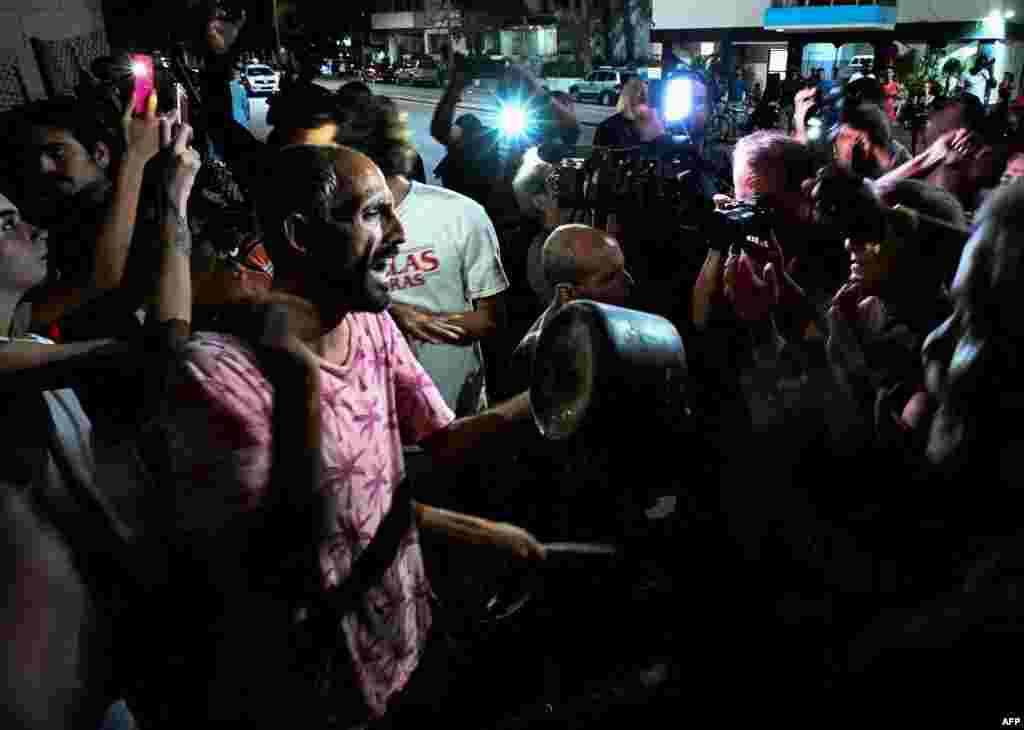 Protesta en la calle Línea, en El Vedado, La Habana, el sábado, 1ro de octubre. (YAMIL LAGE / AFP)