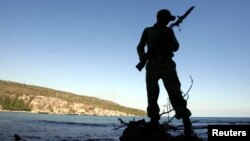 Un soldado de las tropas guardafronteras cubanas vigila la costa. (REUTERS/Claudia Daut/Archivo)