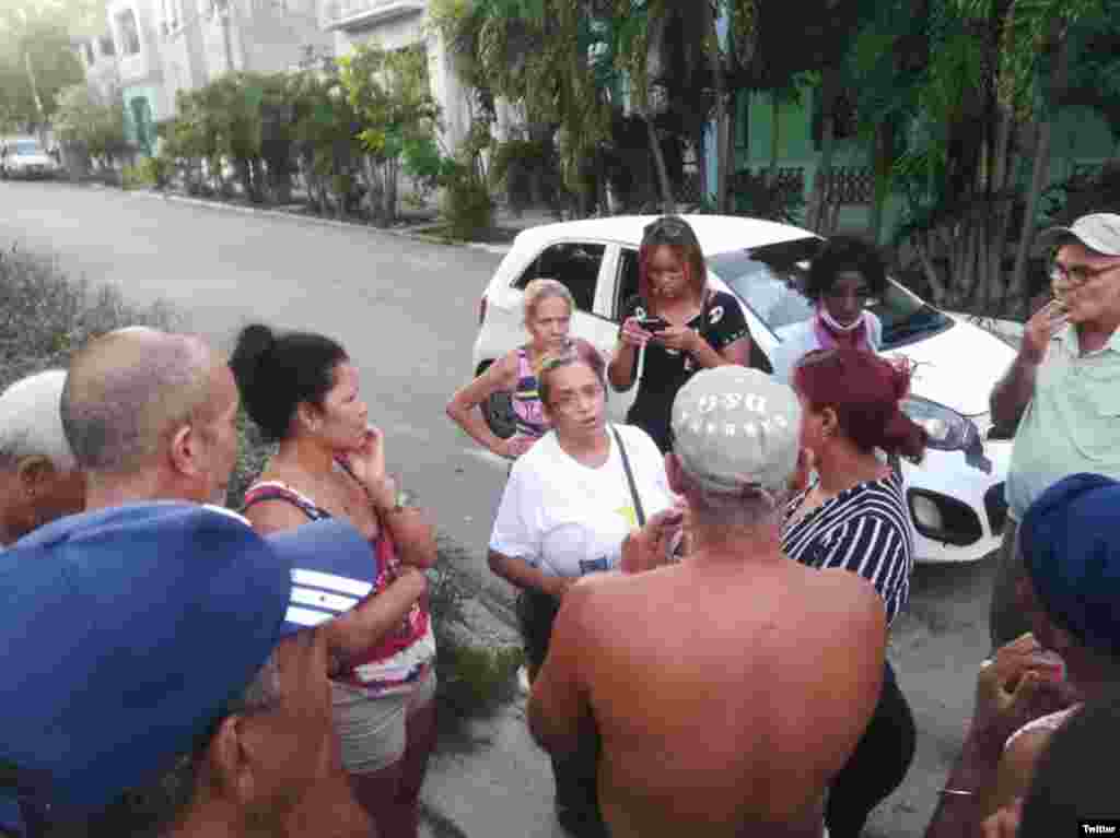 Presidente del gobierno municipal de Diez de Octubre, Bárbara Maritza Agón Fernández, intenta convencer a los vecinos de que desistan de la protesta. (Foto: @invntario)