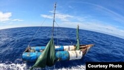 Embarcación de migrantes cubanos interceptada a unas 20 millas al sur de Cayo Hueso, Florida, el 13 de octubre pasado. (Foto: USCG, tripulación del guardacostas Richard Snyder)