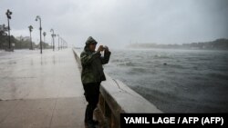 El Malecón habanero durante el paso del huracán Ian por la isla.