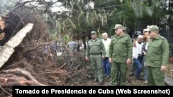 Díaz Canel recorre zonas afectadas por el huracán Ian.