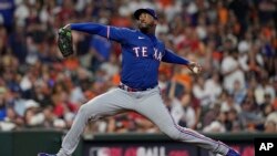 El relevista de los Texas Rangers, Aroldis Chapman, lanza durante la séptima entrada del Juego 7 de la Serie de Campeonato de la Liga Americana contra los Astros de Houston, el 23 de octubre de 2023 en Houston. (Foto AP/David J. Phillip)