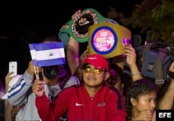 Román "Chocolatito" González es recibido por aficionados a su llegada a Managua.