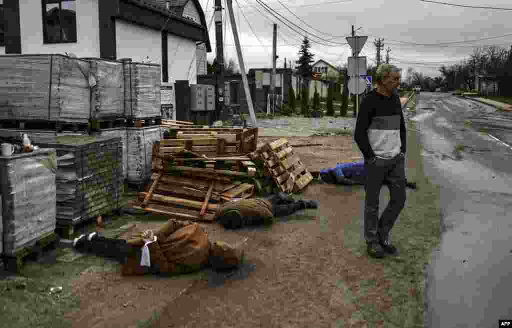 Tres cad&#225;veres de ucranianos asesinados en las calles de Bucha durante la retirada de las tropas rusas. 