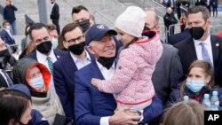 El presidente Joe Biden se reúne con refugiados ucranianos durante una visita al estadio PGE Narodowy, el pasado sábado, 26 de marzo, en Varsovia. (Foto AP/Evan Vucci)