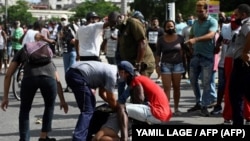 Un manifestante detenido en La Habana el 11 de julio de 2021, en las protestas contra el gobernante Miguel Díaz-Canel.