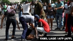 Un manifestante detenido en La Habana el 11 de julio, en las protestas contra el gobernante Miguel Díaz-Canel.