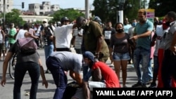 Un manifestante detenido en La Habana, el 11 de julio, en las protestas contra el gobernante Miguel Díaz-Canel. ( YAMIL LAGE / AFP)