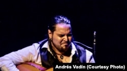 El guitarrista cubano, Andrés Vadín, tocando guitarra.