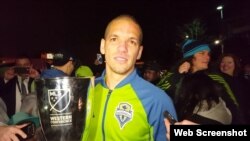 Osvaldo Alonso sostiene la Copa de la Conferencia Oeste de la MLS.