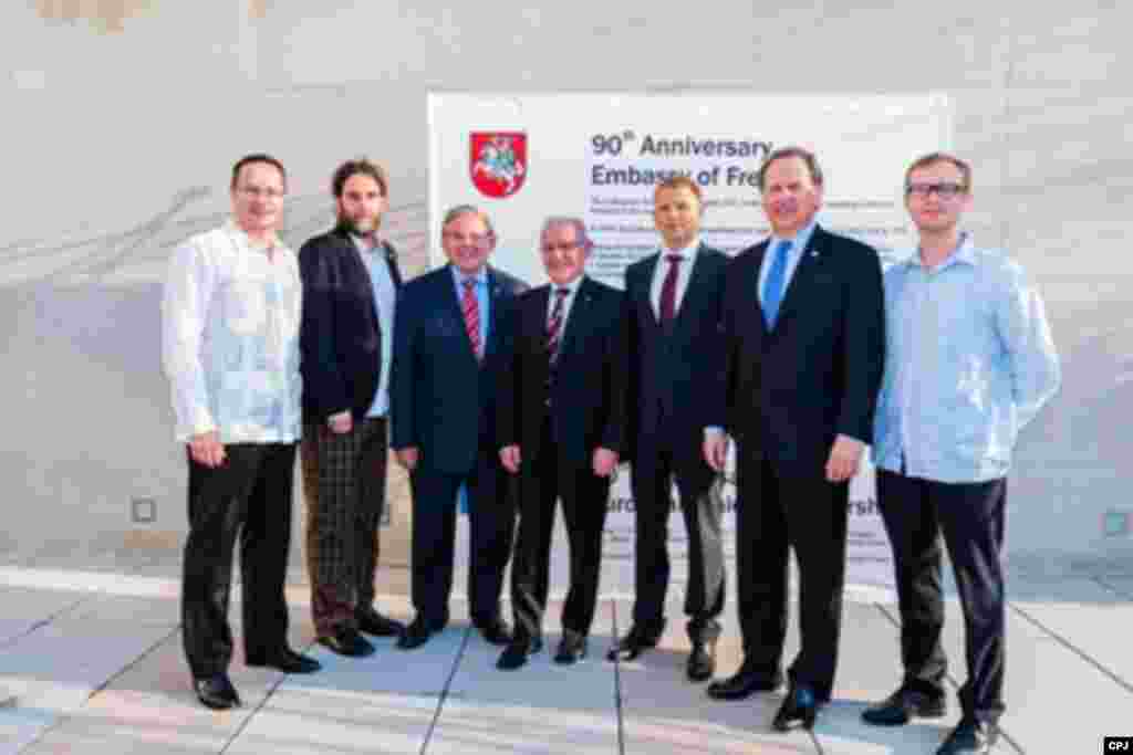 Evento en la embajada lituana con congresistas cubanoamericanos y exiliados cubanos.