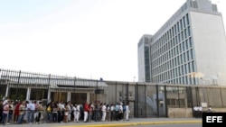 Decenas de personas hacen fila para la entrada a la entrevista en la embajada de Estados Unidos en La Habana.