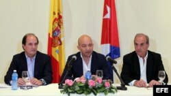 El secretario de Estado de Comercio de España, Jaime García-Legaz (c), de visita en La Habana. 