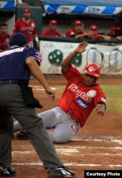 El jardinero derecho cubano Alfredo Despaigne.