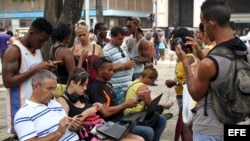 Cubanos se conectan a internet en un punto Wi Fi de La Habana.