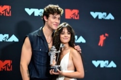 Camila y Shawn. (Johannes Eisele/AFP)