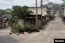 Un perro se encuentra en una calle vacía debido a la violencia de las bandas armadas, que ha obligado a los residentes a evacuar de Tila, estado de Chiapas, México 10 de junio 2024. (REUTERS/Manuel Orbegozo)