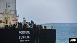 Carguero de bandera iraní, Fortune, en la refinería venezolana El Palito, el 25 de mayo de 2020. (AFP).