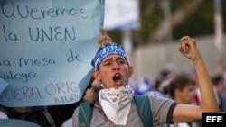 Con velas encendidas exigen justicia por muertos en protestas en Nicaragua.