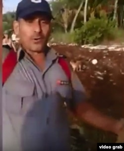 "Aquí estamos, llegamos bien" dice desde una playa de la Florida y con el uniforme de la PNR Hareton Jaime Rodríguez Sariol, en el video de su llegada a EEUU de donde fue tomado este fotograma.