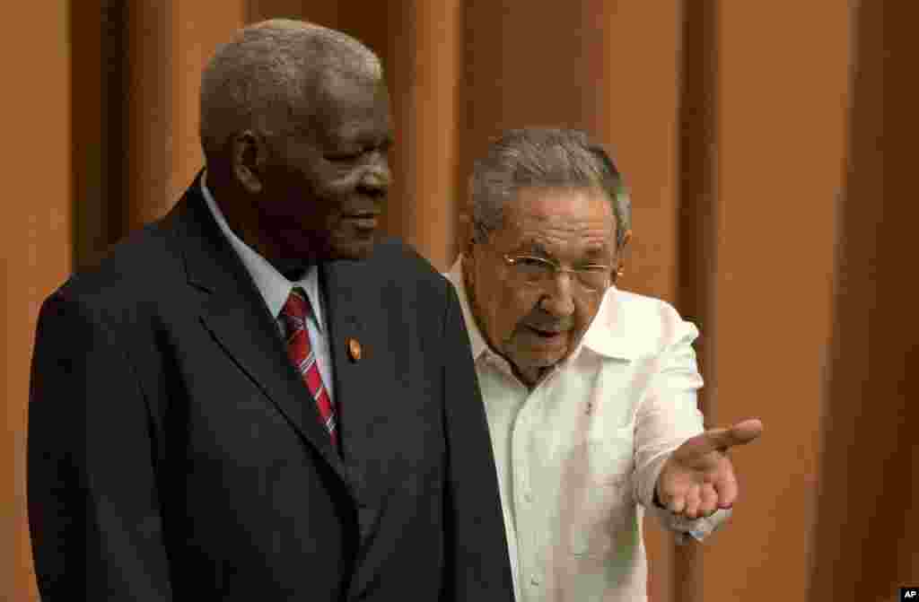 Esteban Lazo (i) con Raúl Castro en la ANPP.