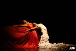 Bailarines de flamenco danzan en el espectáculo Flamenco-India, del director español Carlos Saura (Foto César Manso /AFP)