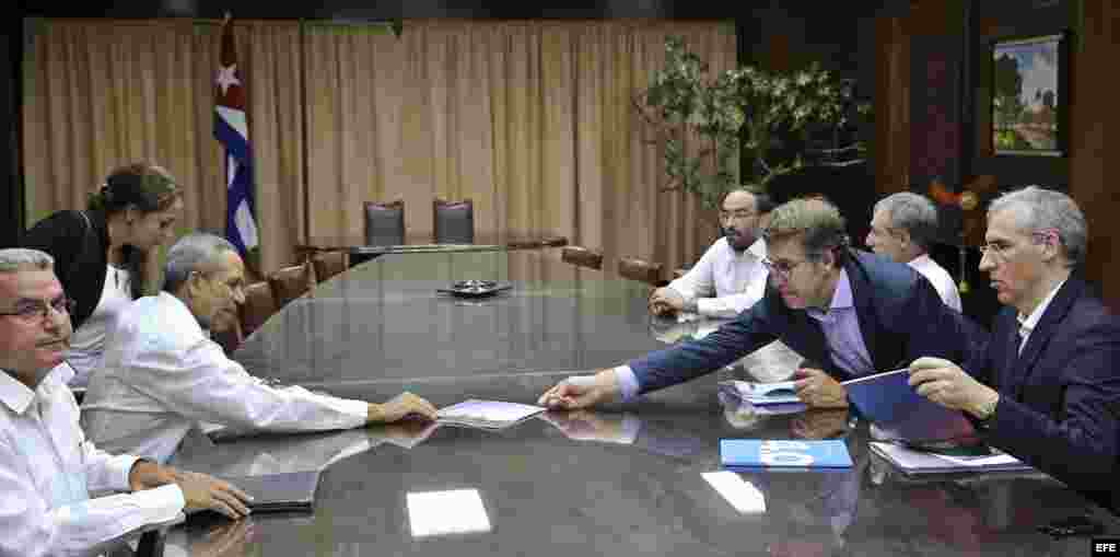 El presidente de la Xunta, Alberto Núñez Feijoo (2d), durante la reunión mantenida con el viceministro cubano de Comercio Exterior, Antonio Carricarte (2i), hoy en La Habana (Cuba). 