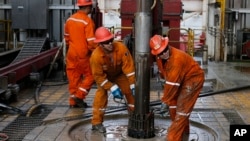 Trabajadores en la plataforma de perforación en aguas profundas Centenario en el Golfo de México (AP Photo/Dario Lopez-Mills, Archivo)